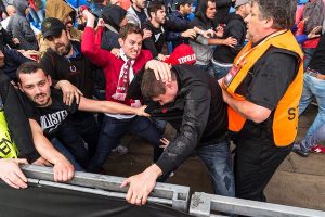 Pelea entre aficionados del Sevilla y el Liverpool