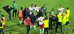 Escándalo en el final de Nacional y huracán. Trompadas y patadas. Huracán responsabiliza al árbitro.