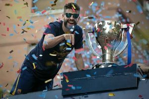 GERARD PIQUÉ IMITÓ A CRISTIANO EN LA CELEBRACIÓN DE LA LIGA DE ESPAÑA 2015/16