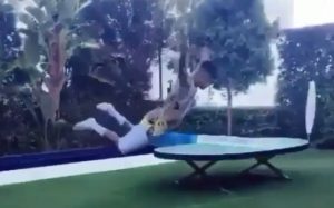 Así entrena Neymar Jr. los 'piscinazos'