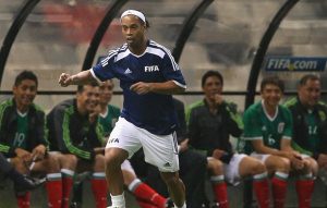 Ronaldinho, un imán para las fotos en el Azteca, donde las Estrellas de México le ganaron 9-8 a Leyendas de la FIFA.
