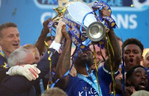 Así levantó el trofeo el Leicester City
