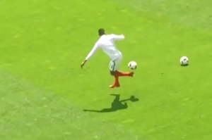 Rashford jugando un poco con la pelota...