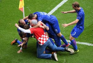 hincha croata ingresó al campo de juego y festejó el gol de Modric con todos los jugadores.