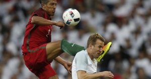 Patada criminal de Bruno Alves a Harry Kane