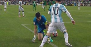 ¿Qué le dijo el arquero de Bolivia a Messi tras el caño?