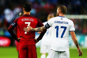 Según BILD de #GER, Cristiano le contestó así a Gunnarsson, capitán de #ISL: "¿Mi camiseta? ¿Quién eres tú?".