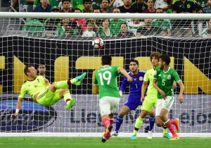 Golazo de TIJERA de Velásquez ante México