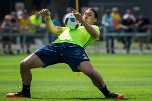 Así duerme la pelota en el pecho Ibrahimovic