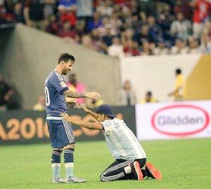 Un aficionado se rindió a los pies de Messi