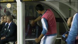 ¡Luis Suárez furioso por no entrar contra Venezuela!