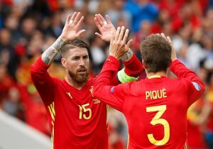 Dos estandartes de sus clubes, pero a la hora de defender a su país la rivalidad no es importante. Sergio Ramos y Gerard Piqué