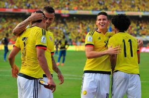 Bacca, Cardona, James y Cuadrado celebrando un gol con Colombia