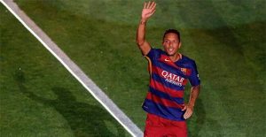 Adriano saluda con la camiseta del Barcelona en el campo de juego