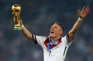 Bastian Schweinsteiger levantando la Copa Mundo
