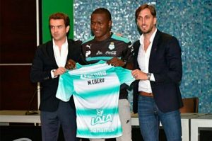 Mauricio Cuero y directivos del Santos Laguna en su presentación oficial.