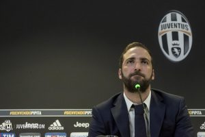 Higuaín hablando en la presentación con la Juventus