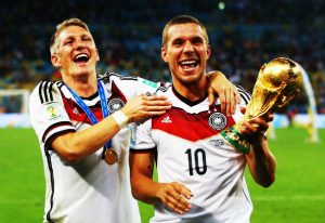 Schweinsteiger y Podolski, festejando el título de la Copa del Mundo.