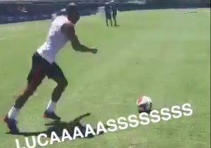 Lucas Moura pegándole a un balón en el entrenamiento del PSG