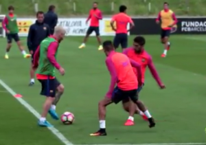 Messi intenta una jugada al frente de Luis Suárez en entrenamiento del Barcelona
