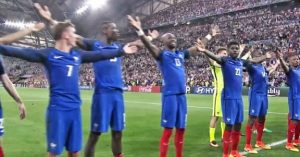 La moda Islandia: el "vikingo clap" de Francia y sus hinchas, tras la victoria ante Alemania.