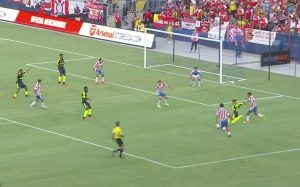 chamberlain se disfrazó de CR7 y marcó una perla sacada del FIFA ante chivas