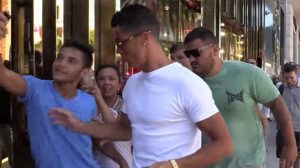 De compras en Beverly Hills, Cristiano Ronaldo empujó a un admirador que quería una selfie