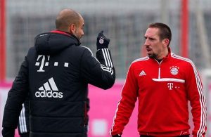 guardiola señala a ribery en un entrenamiento del bayern munich