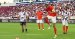 Dirk Nowitzki hizo un Simone Zaza al patear un penal en un partido amistoso