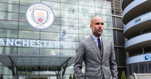 Pep guardiola afuera de las instalaciones del manchester city