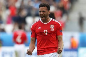 Hal-Robson Kanu celebrando un gol con gales en la euro 2016