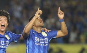 Doblete de Roger Martínez en debut con el Jiangsu Suneng