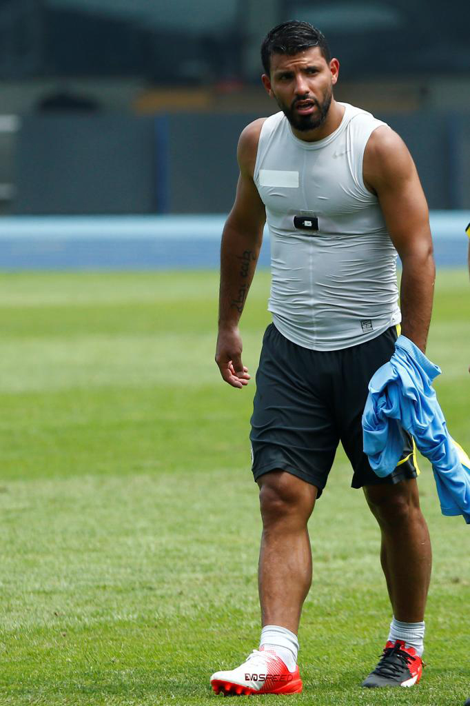 Sergio Agüero gordo con unos kilos de más en el entrenamiento del manchester city