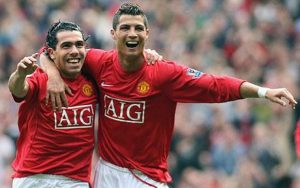 tevez celebra un gol con cristiano ronaldo con la camiseta del manchester united