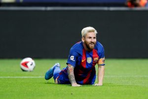 Messi tirado en el suelo durante un partido del Barcelona