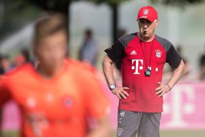 ancelotti dirigiendo al Bayern Múnich en un entrenamiento