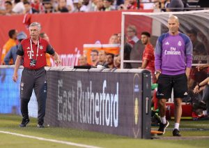 Ancelotti dirigiendo un partido del Bayern Múnich contra Zidane que también dirige pero con el Real Madrid