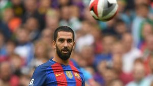 Arda Turán jugando con Barcelona
