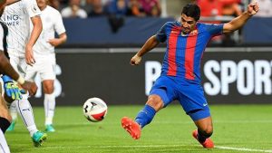 Luis Suárez pateando un balón ante el Leicester City