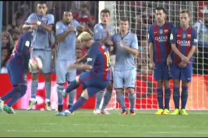 Messi cobrando un tiro libre con Barcelona