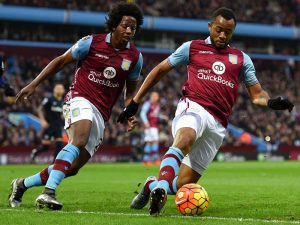 Carlos Sánchez disputando un balón con el Aston Villa