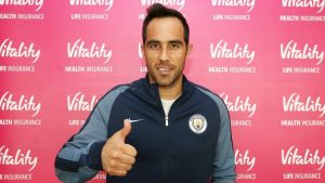 Claudio Bravo posa como nuevo jugador del Manchester City