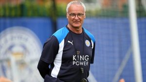 Claudio Ranieri dirigiendo al Leicester City en entrenamiento