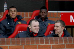 Rooney y Pogba en la banca de Old Trafford