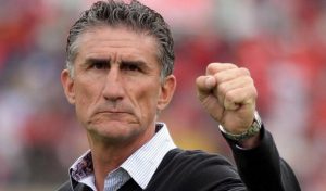 Foto frontal de Edgardo Bauza levantando el puño