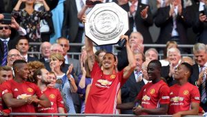 Zlatan levantando el trofeo de la Community Shield con el United