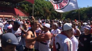 Diego Lugano tratando de contener a los fans del Sao Paulo