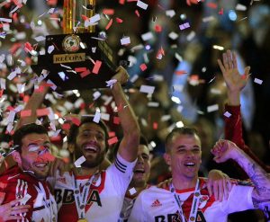 Jugadores de River celebrando el título de la Recopa