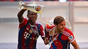 alaba echándole la cerveza encima a Mario Gotze