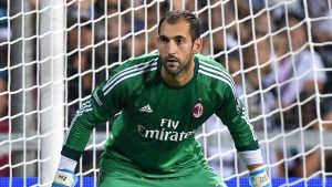 Diego López atajando con el AC Milan
